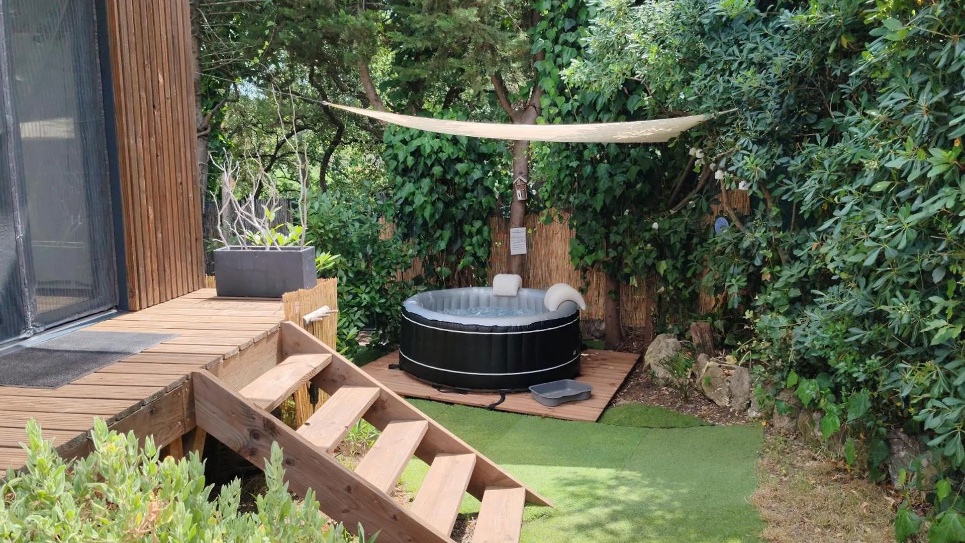 Joli Studio Climatise Avec Jacuzzi Prive Et Entree Independante Fréjus Francja