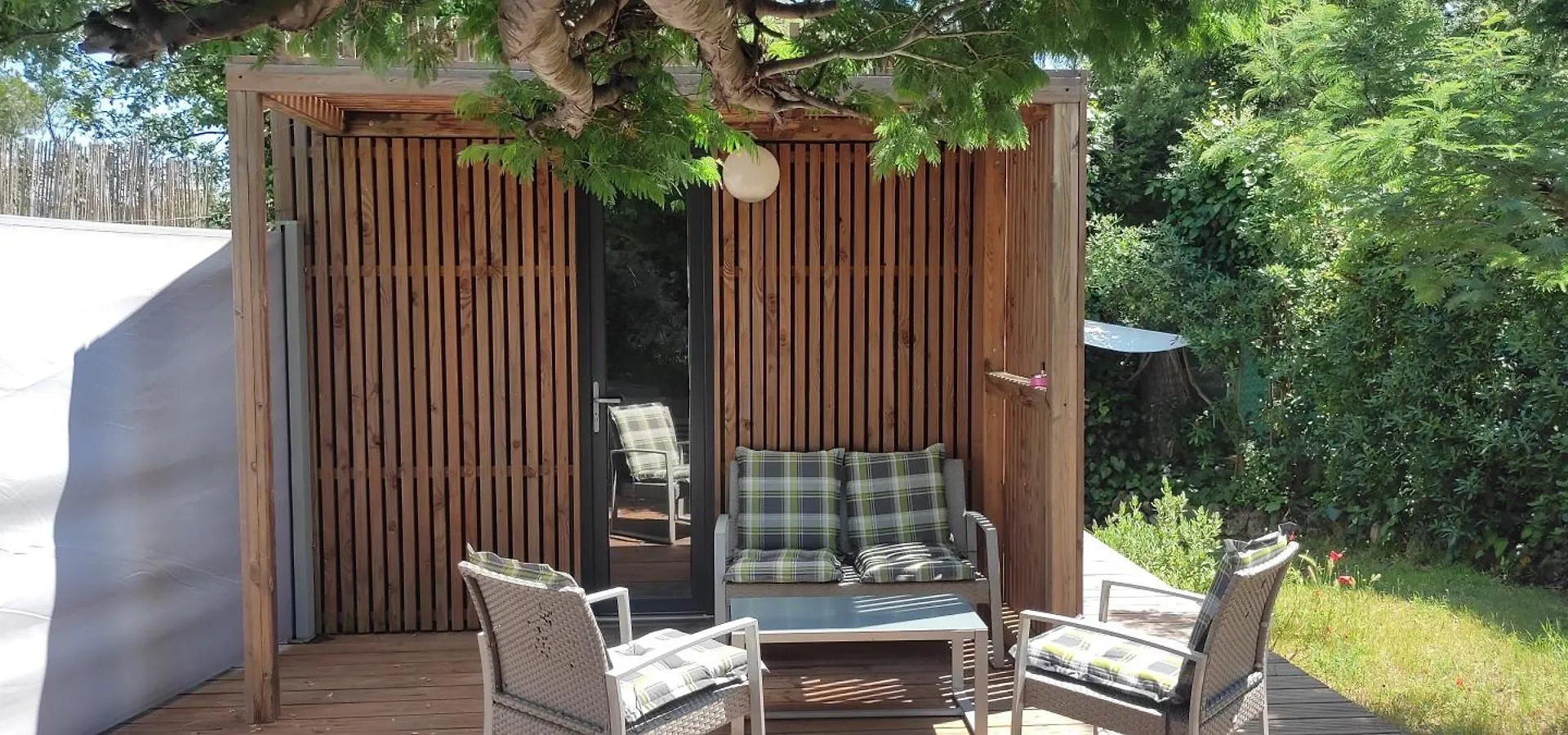 Joli Studio Indépendant En Bois Avec Jacuzzi Prive Fréjus
