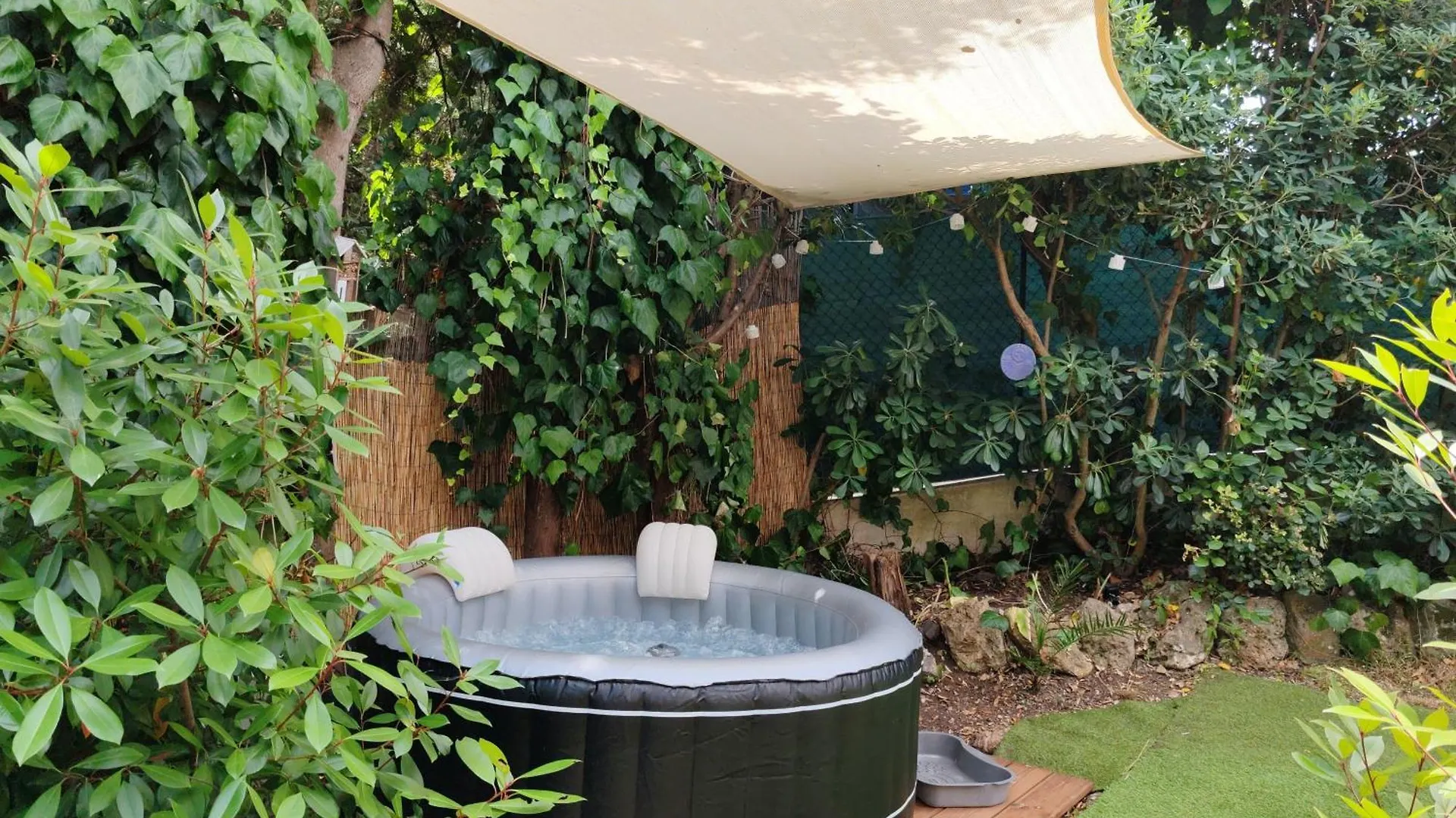 Joli Studio Indépendant En Bois Avec Jacuzzi Prive Fréjus 0*,  France